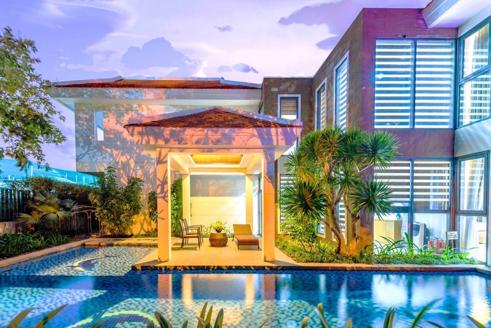 Night, Garden, Garden view, Pool view, Swimming pool, sunbed