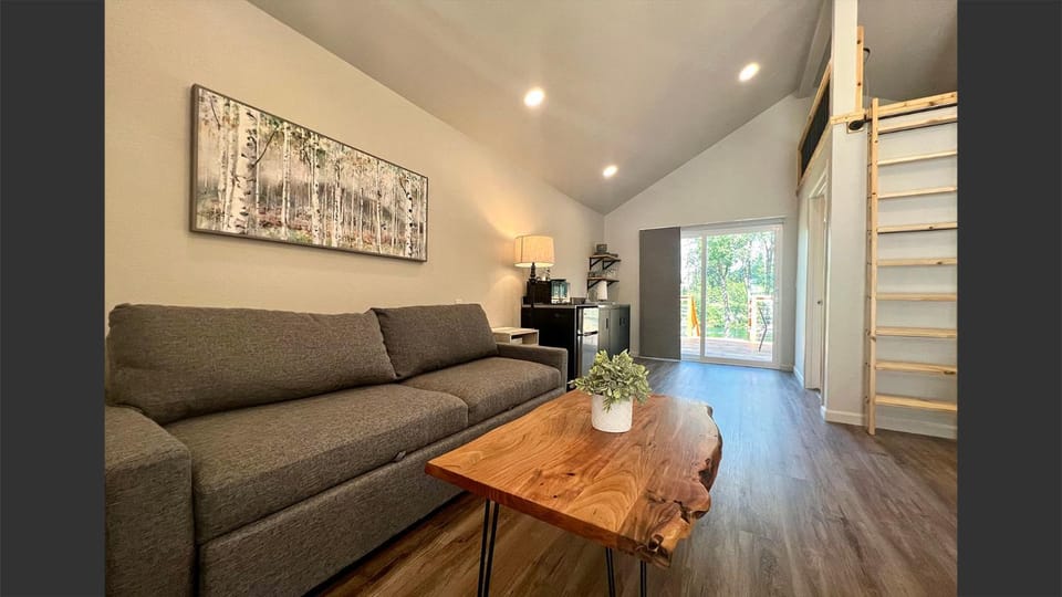 Loft Cabin 2 - Rogue River Resort Cabin in Grants Pass