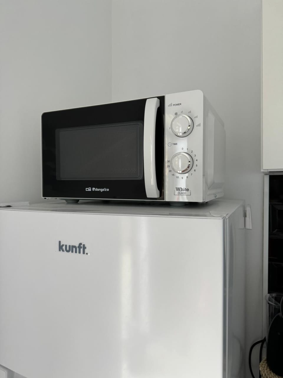 Kitchen or kitchenette, minibar