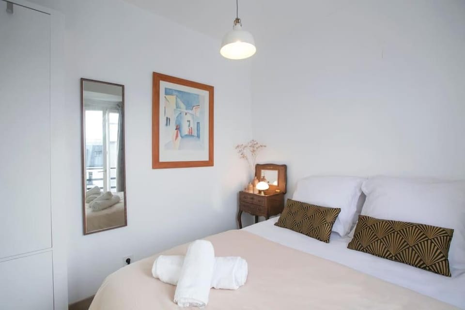 Bed, Photo of the whole room, Decorative detail, Bedroom, towels