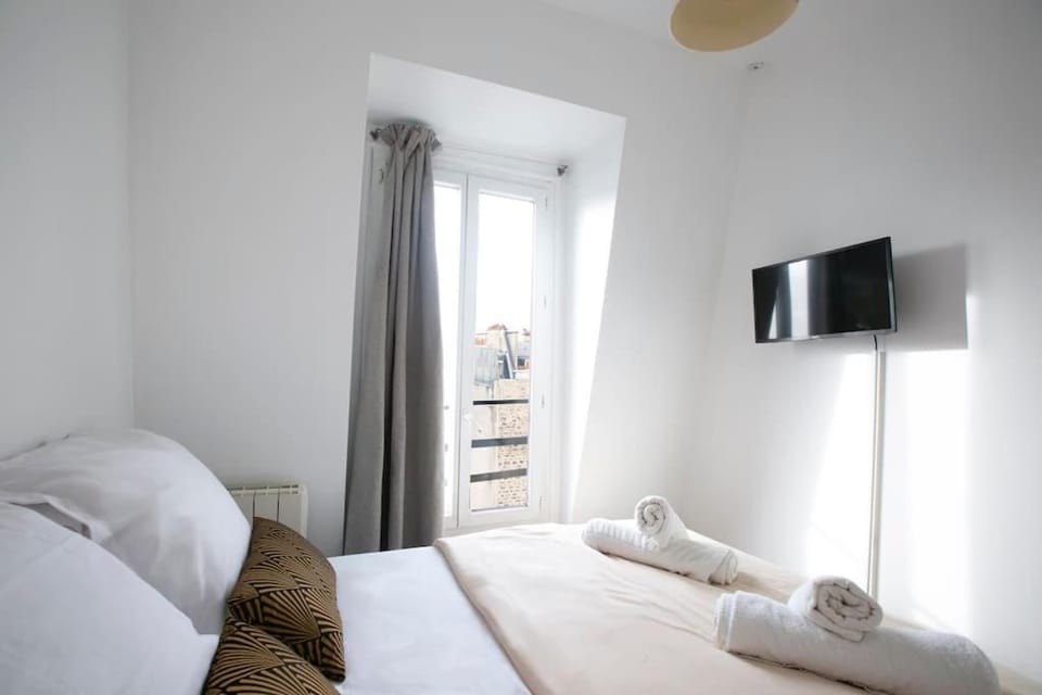 Bed, TV and multimedia, Photo of the whole room, Bedroom, towels