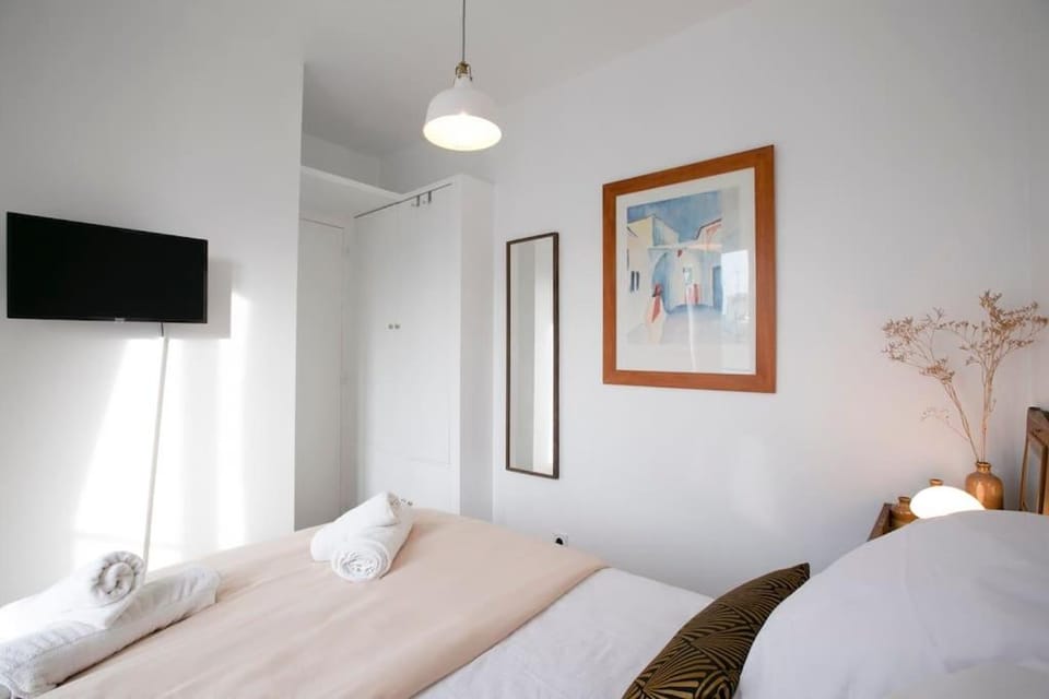 Bed, TV and multimedia, Photo of the whole room, Decorative detail, Bedroom, storage
