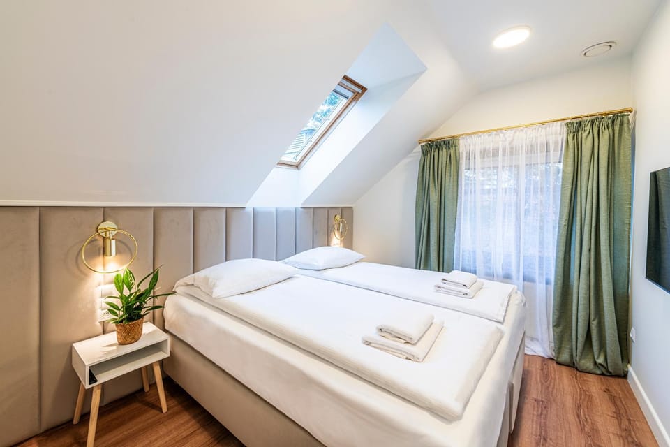 Bed, TV and multimedia, Photo of the whole room, Bedroom, towels, air conditioner