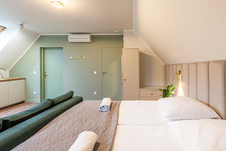 Bed, Living room, Photo of the whole room, Seating area, Bedroom, towels, wardrobe, air conditioner