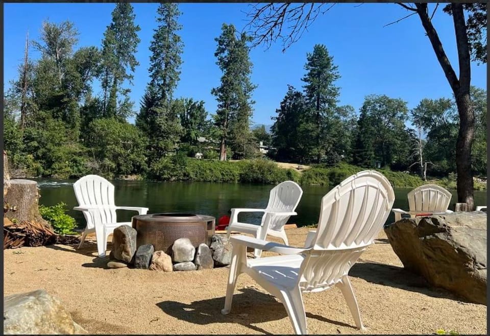 Loft Cabin 3 - Rogue River Resort Cabin in Grants Pass