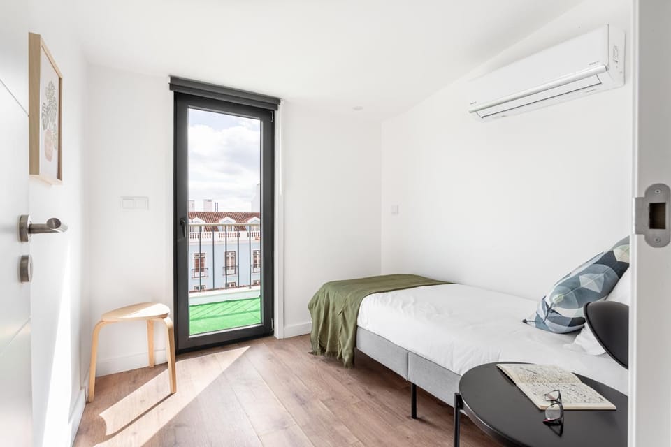 Bed, Bedroom, towels, air conditioner