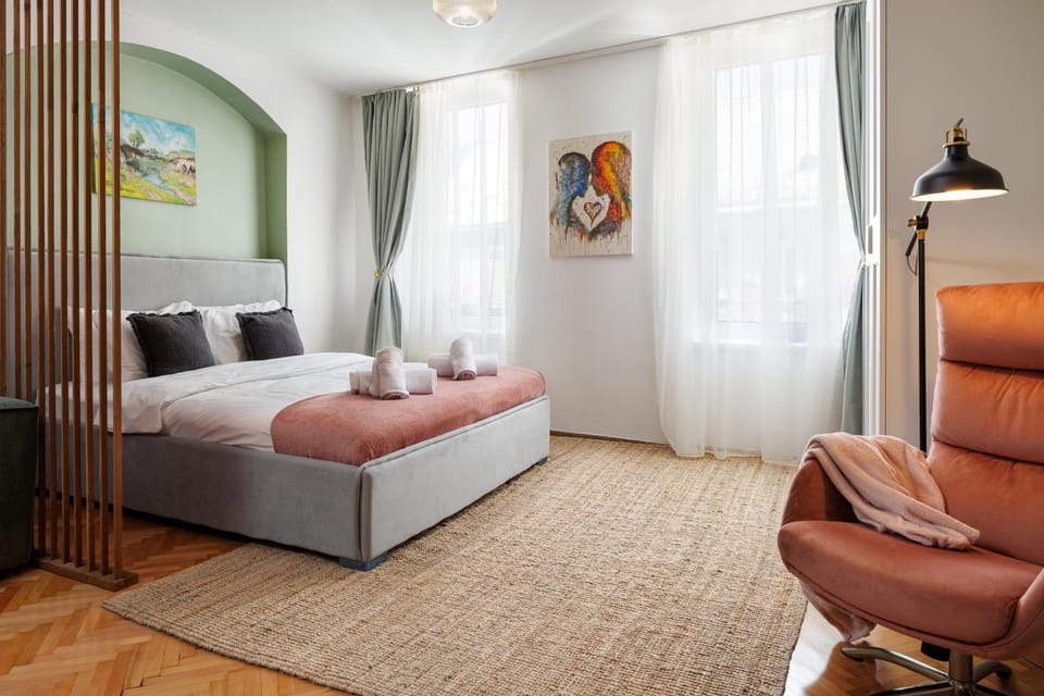 Bed, Photo of the whole room, Seating area, Bedroom