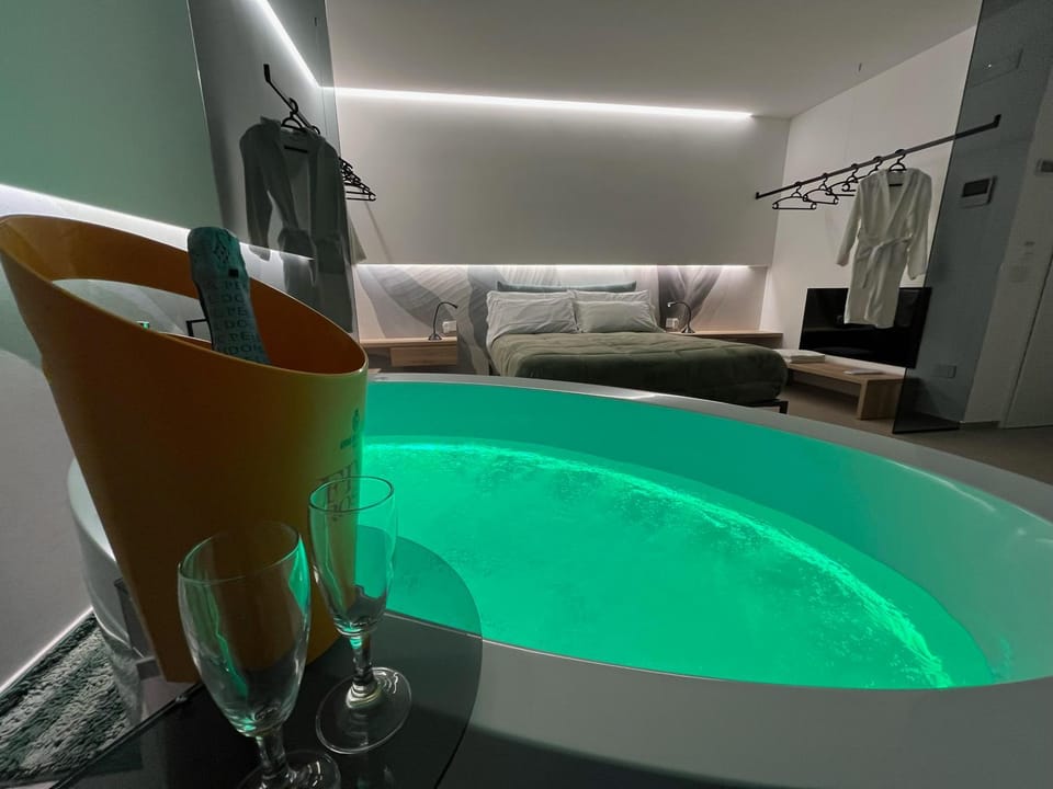 Hot Tub, Photo of the whole room
