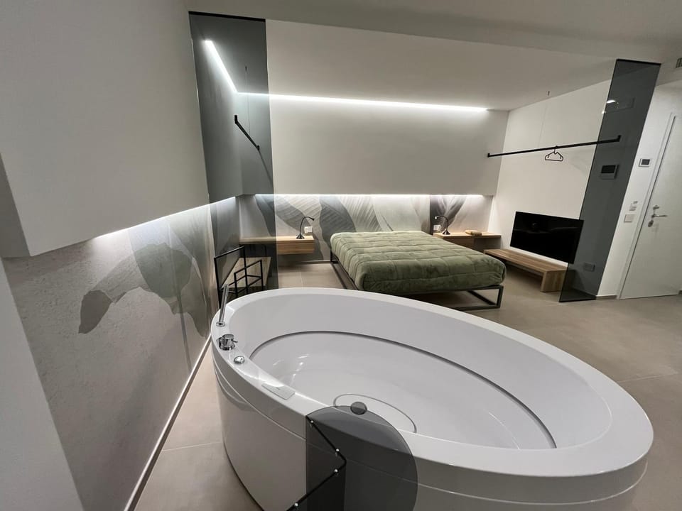 Bed, Hot Tub