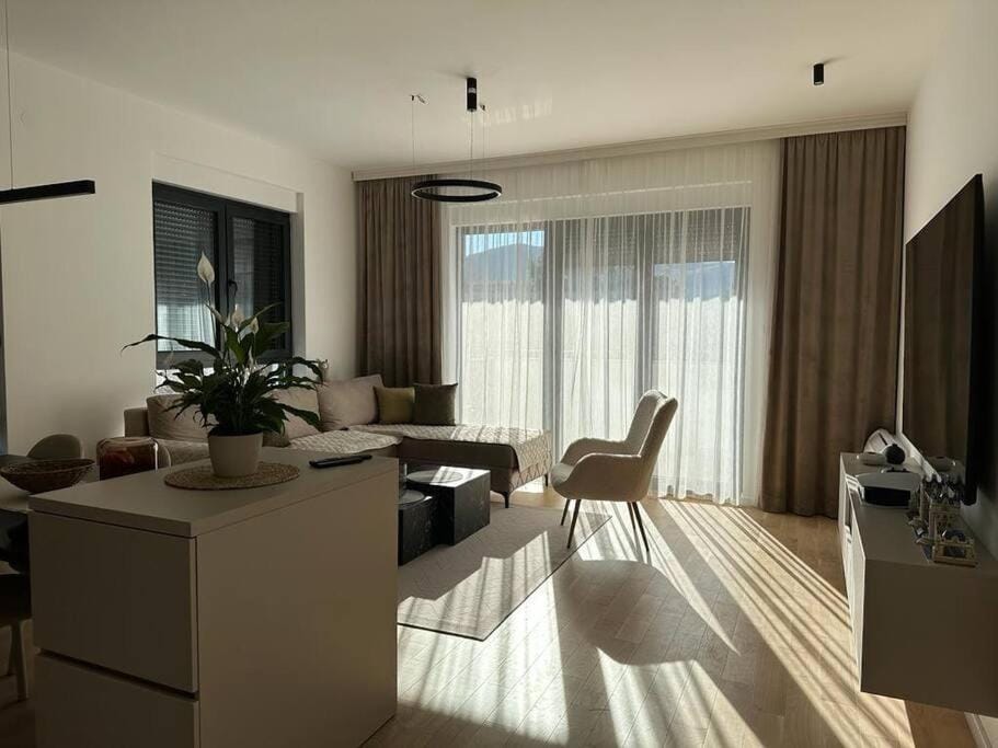 Communal lounge/ TV room, TV and multimedia, Living room, Seating area, Dining area, Evening entertainment, air conditioner