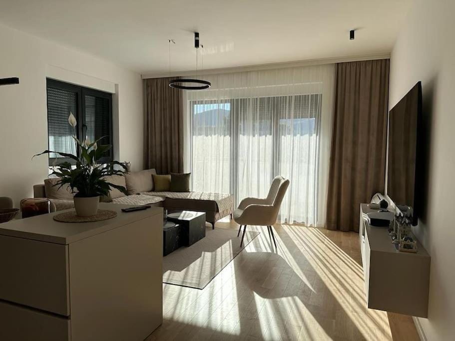 TV and multimedia, Kitchen or kitchenette, Living room, Seating area, Dining area, hair dresser