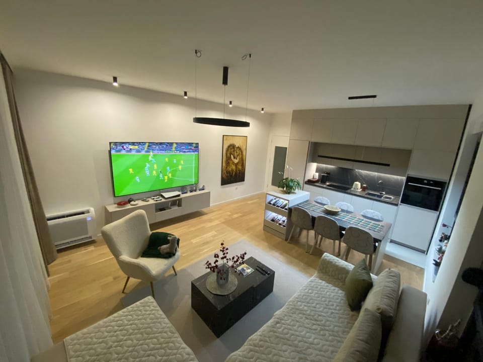 Communal lounge/ TV room, TV and multimedia, Living room, Seating area, Evening entertainment