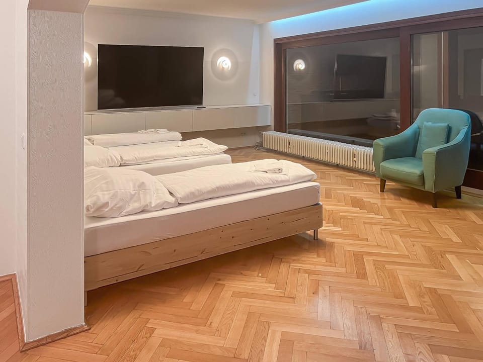 Bed, TV and multimedia, Photo of the whole room, Bedroom