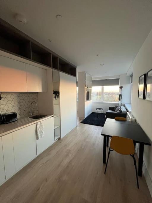 LUXX Apartment & Suites, London Heathrow Airport, Terminal 4, Piccadilly underground Train station nearby! Apartment in London Borough of Hillingdon