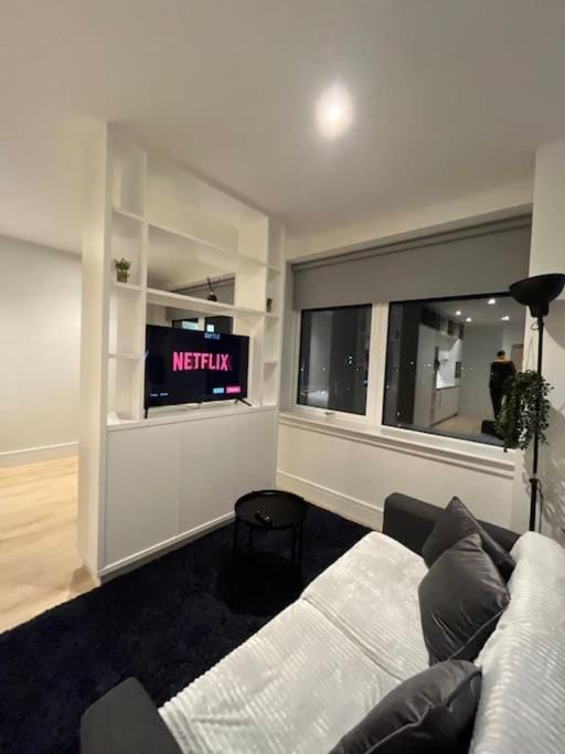LUXX Apartment & Suites, London Heathrow Airport, Terminal 4, Piccadilly underground Train station nearby! Apartment in London Borough of Hillingdon