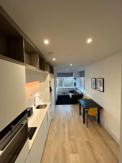 LUXX Apartment & Suites, London Heathrow Airport, Terminal 4, Piccadilly underground Train station nearby! Apartment in London Borough of Hillingdon