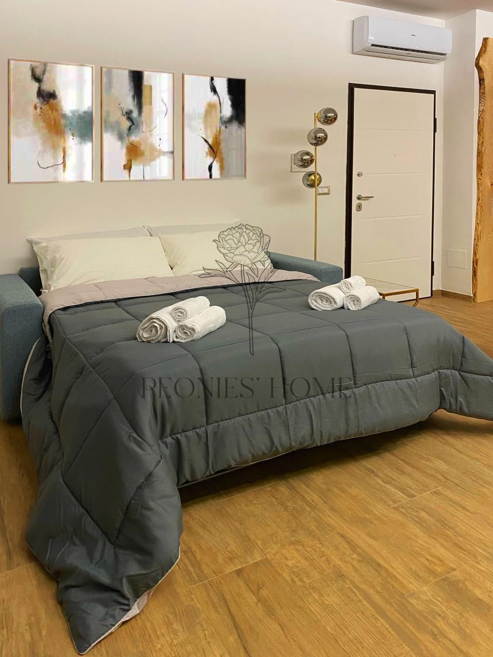 Bed, Photo of the whole room, Seating area
