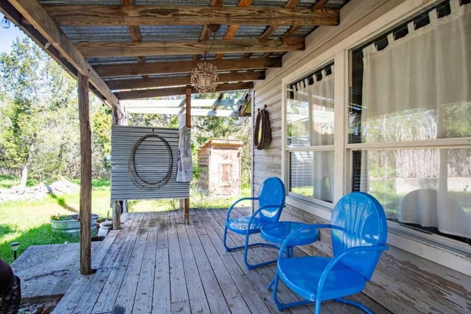 Outpost Vibes: Outhouse, Outdoor Shower & Pool House in Rio Grande
