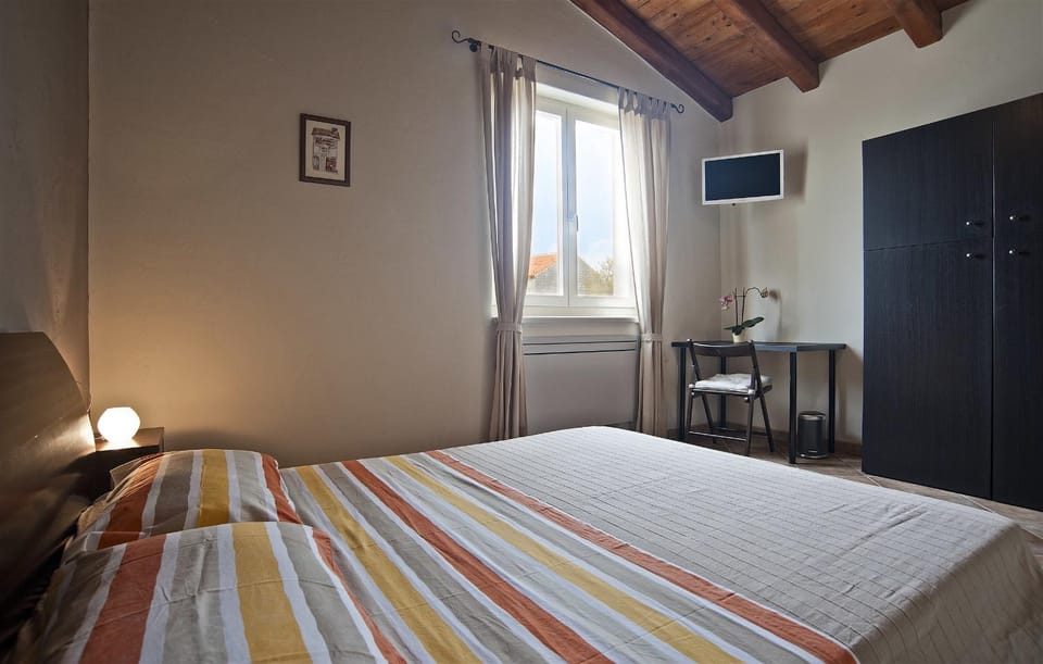 Bed, TV and multimedia, Photo of the whole room, Bedroom