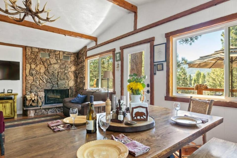 Monterey Log Lair with Pool Table - Slope Views House in Big Bear