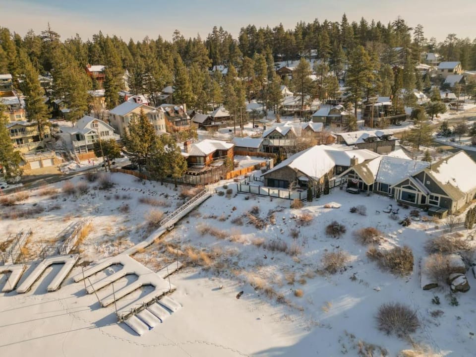 Roaring Lion Lakefront Lodge House in Big Bear
