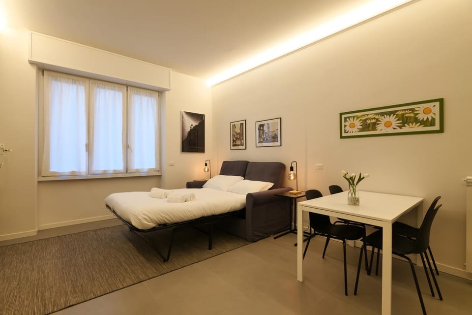 Bed, Living room, Photo of the whole room, Seating area, Dining area