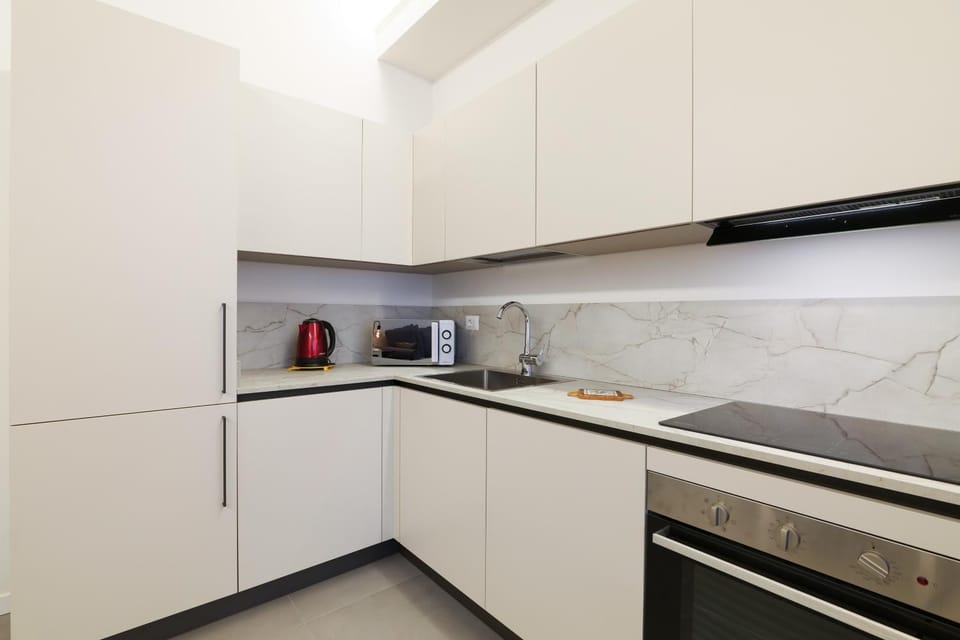 Coffee/tea facilities, Kitchen or kitchenette, oven, stove