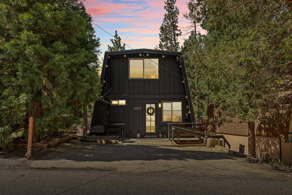 Dark Side of the Moonridge with Hot Tub House in Big Bear