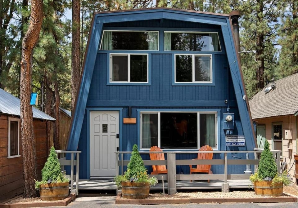 COZY Vibe - Hot Tub - Karaoke - We Love Dogs House in Big Bear