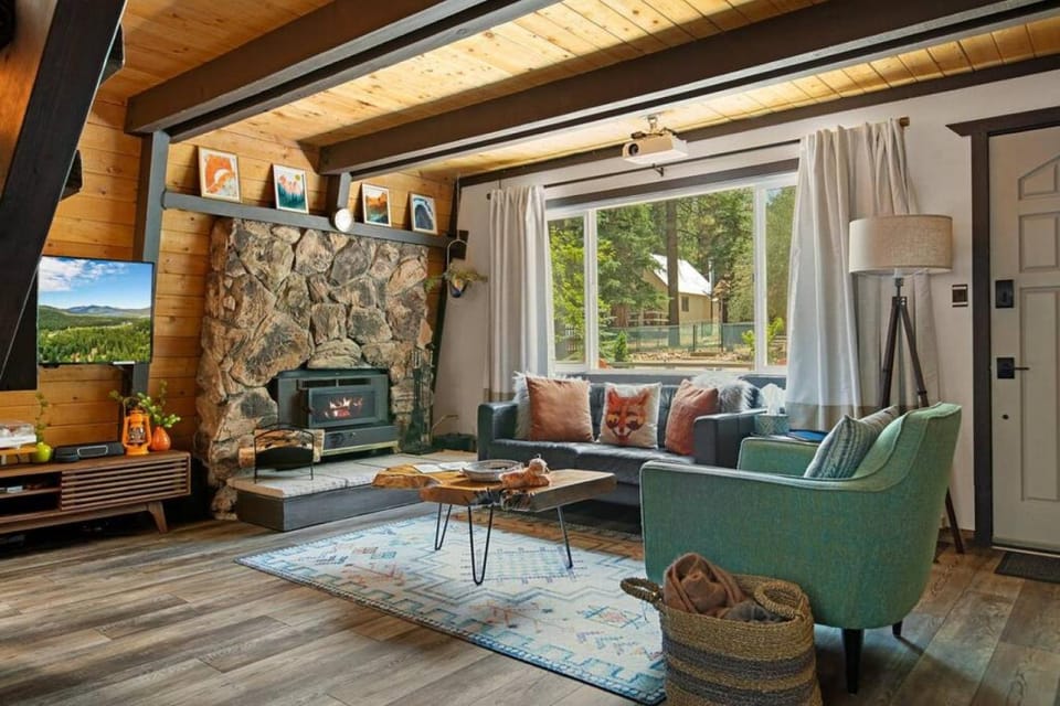 COZY Vibe - Hot Tub - Karaoke - We Love Dogs House in Big Bear