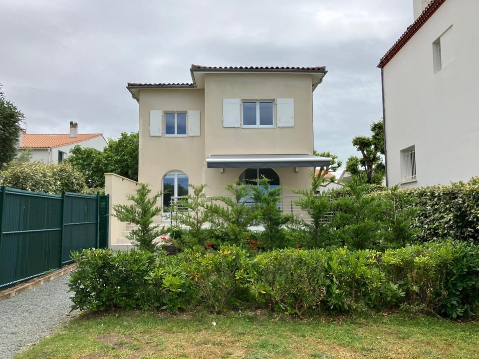 Devant la mer et la plage de ROYAN PONTAILLAC, 4chambres 2 à 8 personnes Villa in Royan