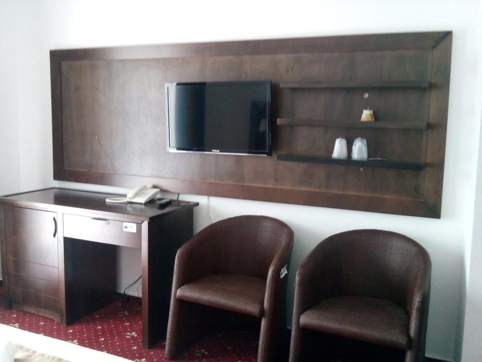 Photo of the whole room, Seating area