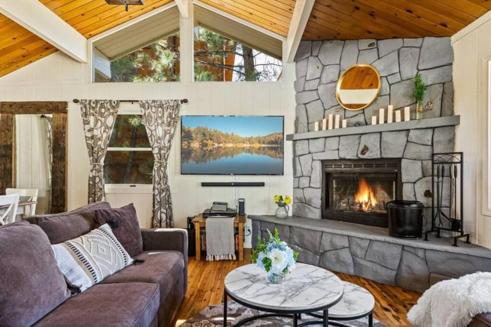 Moonlight Ridge Cabin Cabin in Big Bear