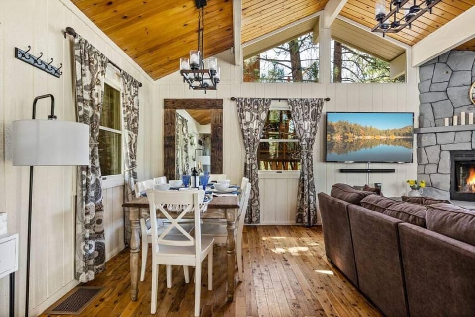 Moonlight Ridge Cabin Cabin in Big Bear