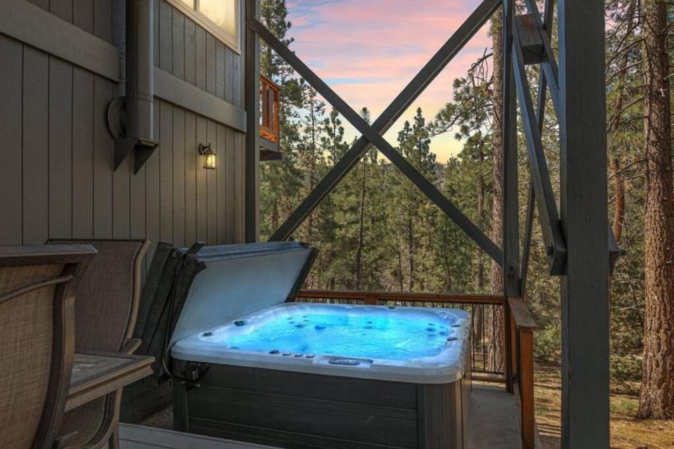Moonlight Ridge Cabin Cabin in Big Bear