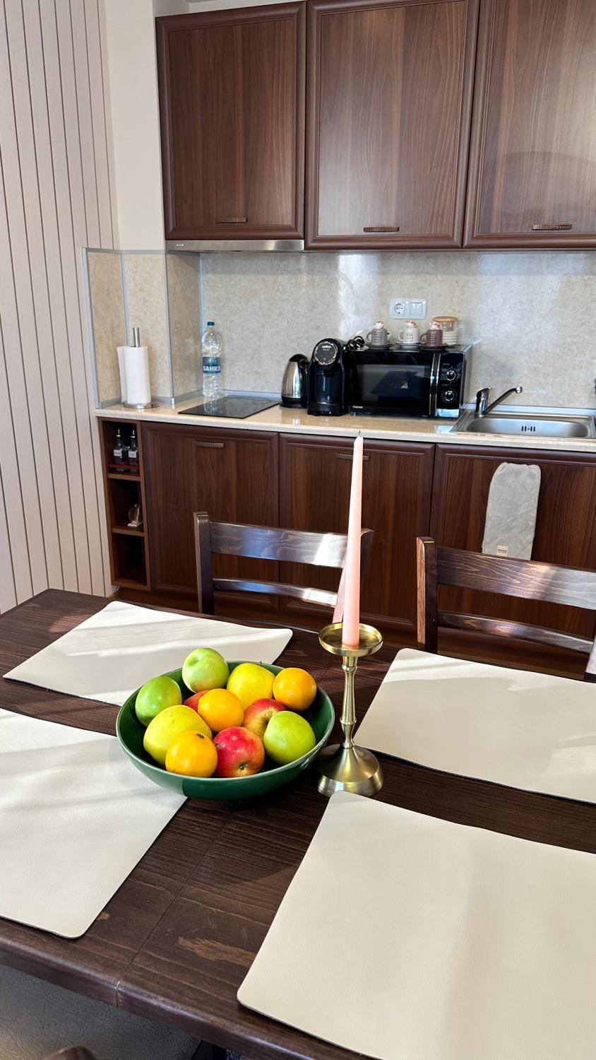 Kitchen or kitchenette, Dining area