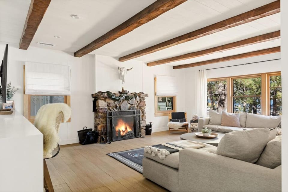 Lakefront View Stunner House in Big Bear