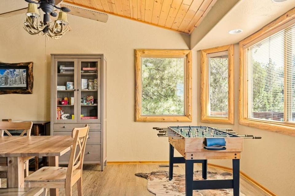 Snowy Evening Lodge House in Big Bear