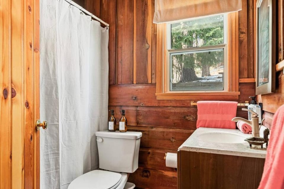 Toilet, Bathroom, towels