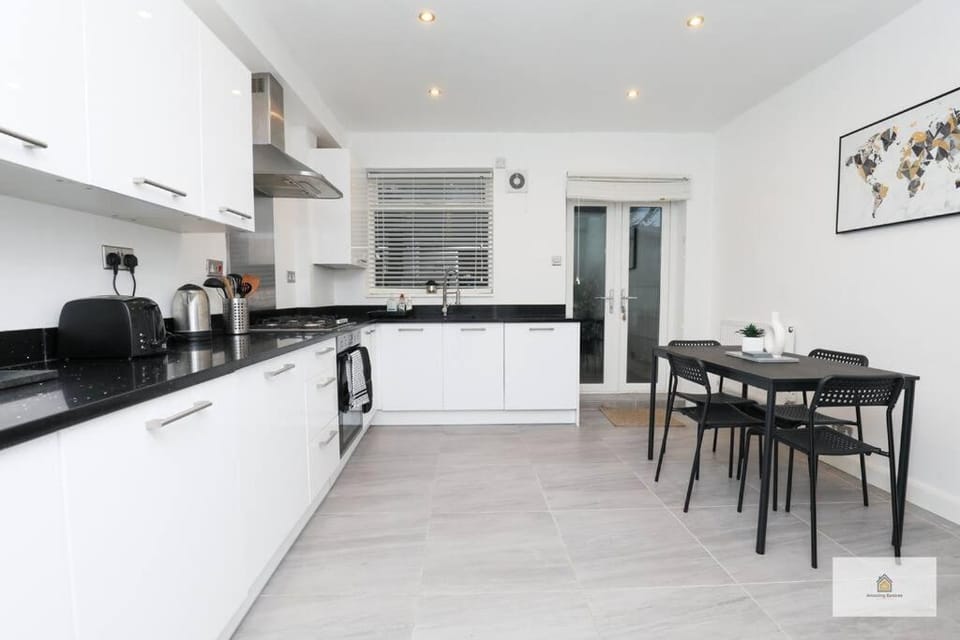 Modern 4-Bedroom 2-Bathroom with Off Road Parking in Great Sankey by Amazing Spaces Relocations Ltd House in Warrington