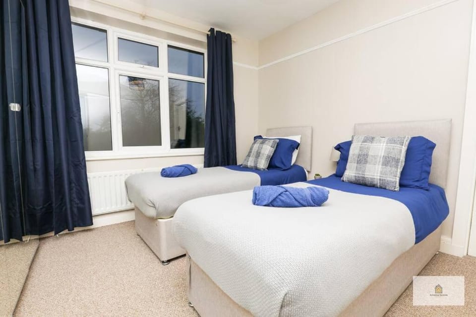 Modern 4-Bedroom 2-Bathroom with Off Road Parking in Great Sankey by Amazing Spaces Relocations Ltd House in Warrington