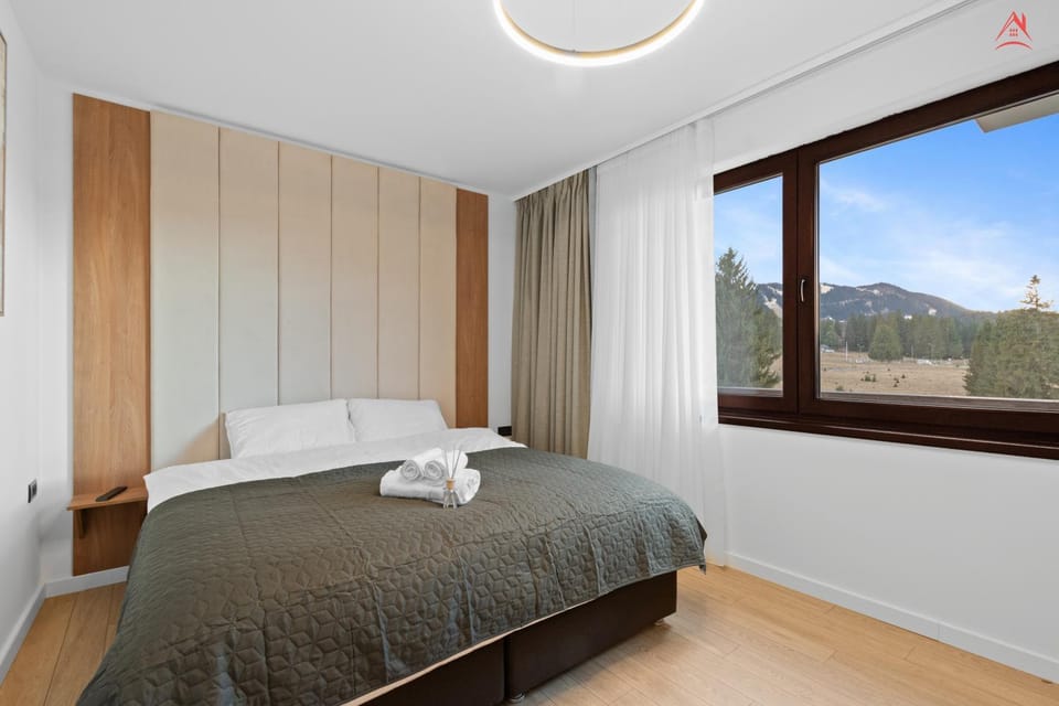 Bed, Bedroom, Mountain view, towels