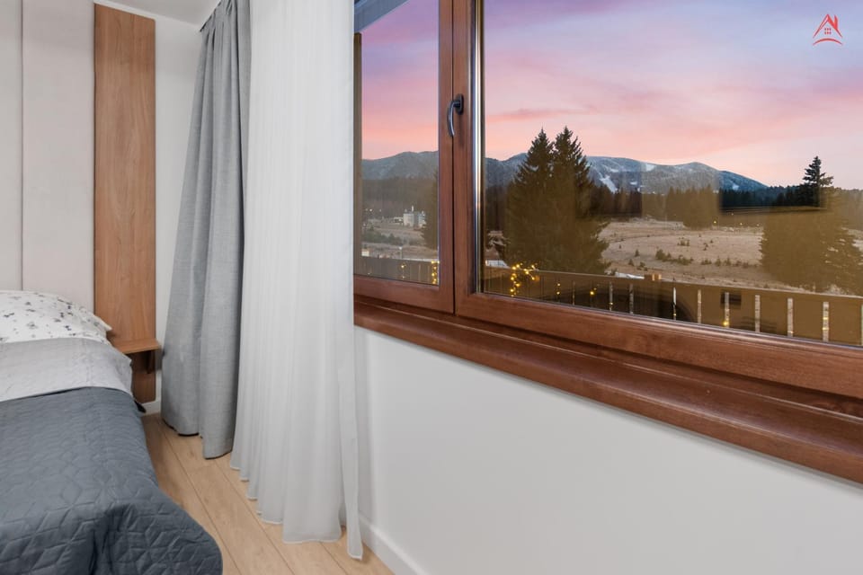 Bed, Natural landscape, View (from property/room), Photo of the whole room, Bedroom, Mountain view
