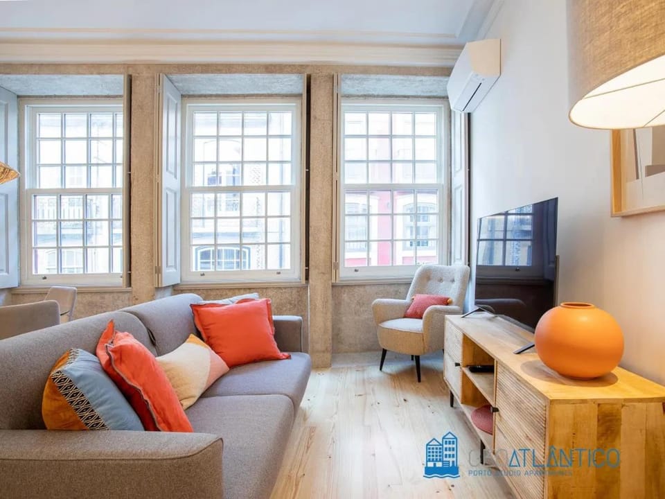 TV and multimedia, Living room, Seating area, air conditioner