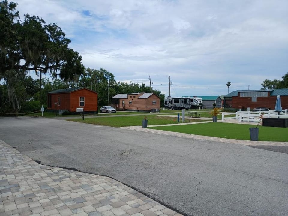 Oak Harbor RV Park Campground/ 
RV Resort in Polk County