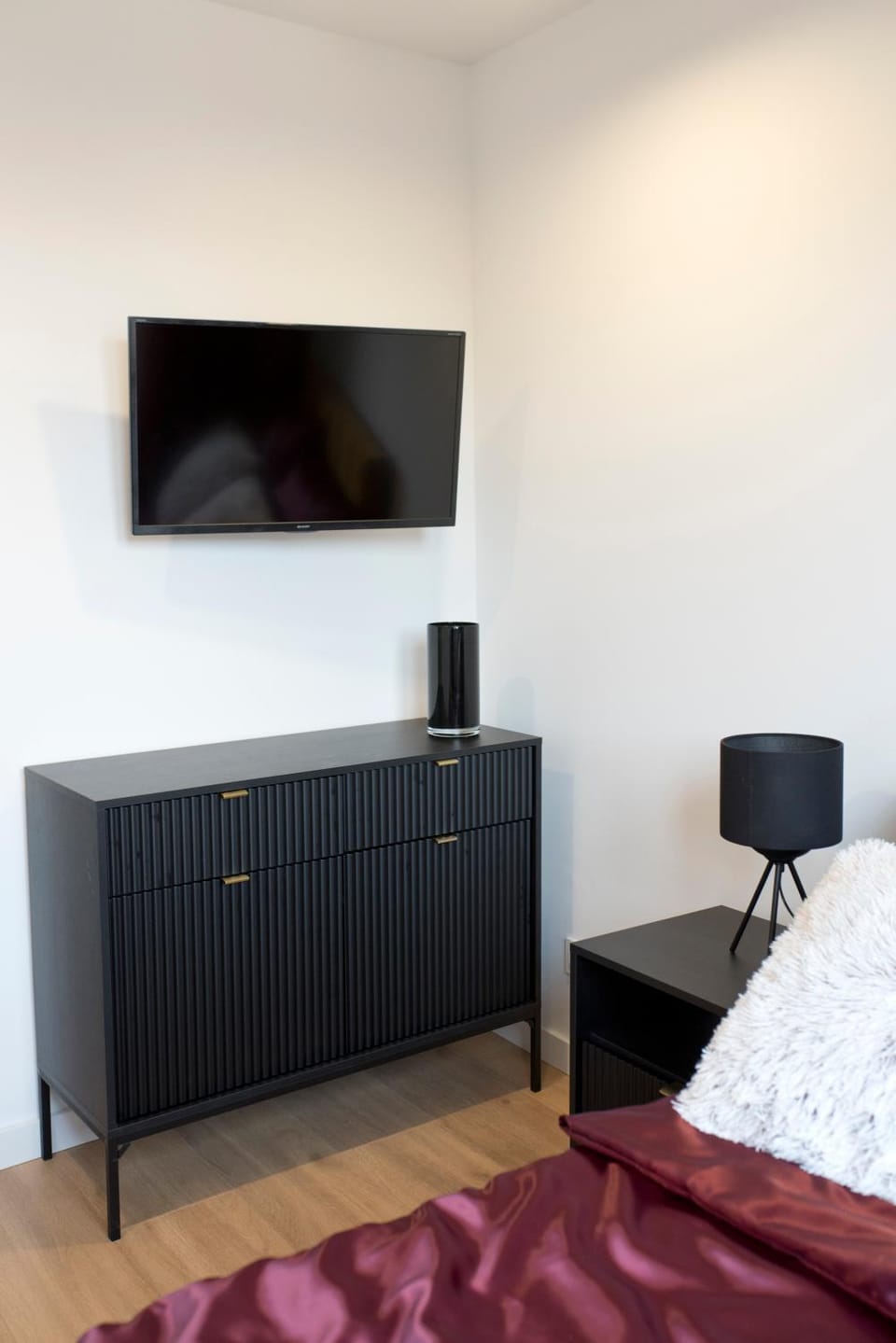 Bed, TV and multimedia, Photo of the whole room, Bedroom