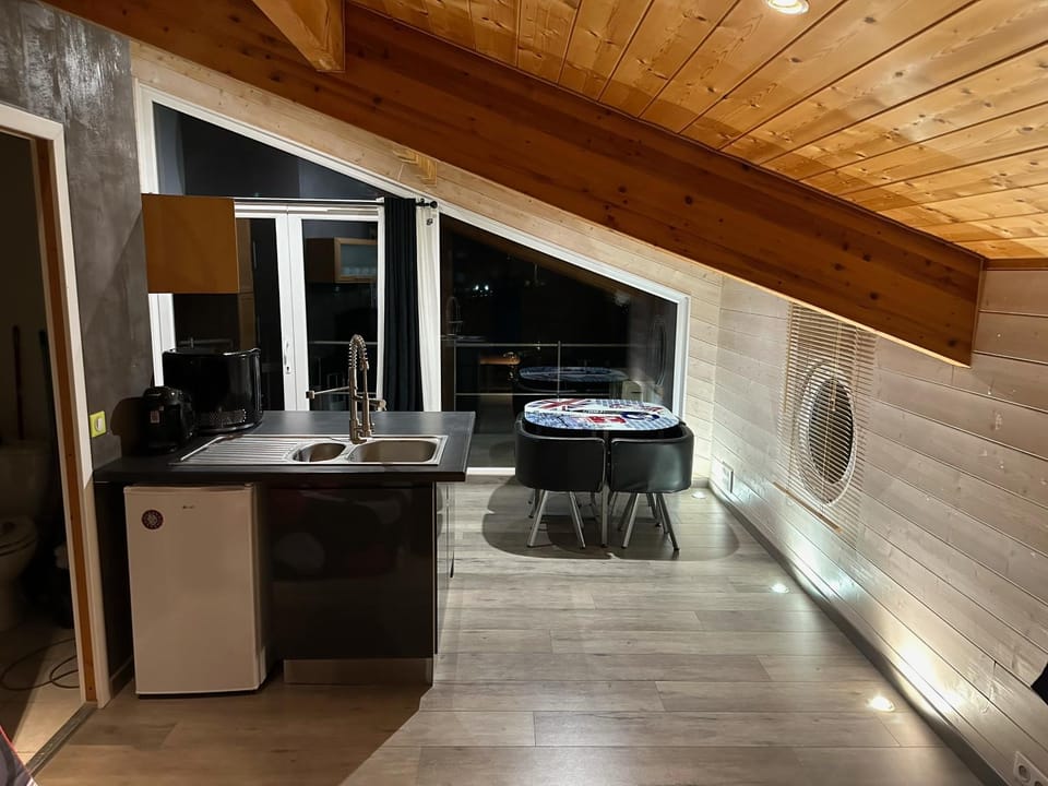 Kitchen or kitchenette, Dining area