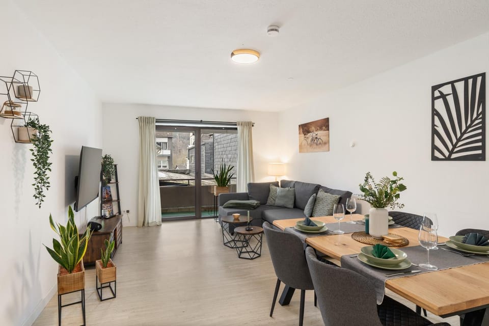 TV and multimedia, Living room, Seating area, Dining area