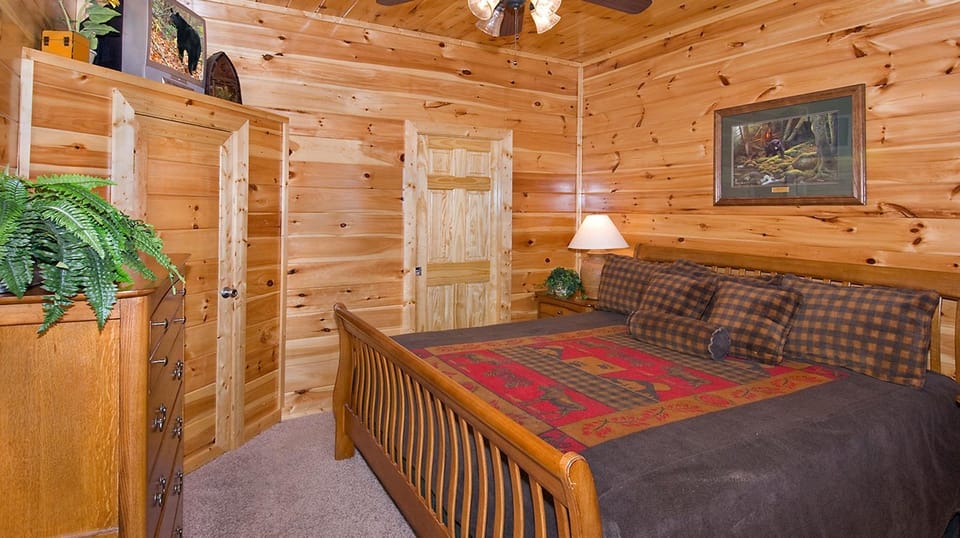 Bashful Bear: 6bdrm 6bath, Specials, Free Tickets, Elevator, Amazing View, Hot Tub, Gameroom Villa in Sevier County