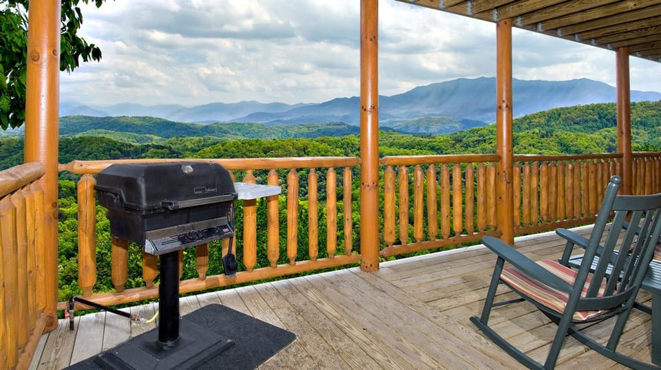 Bashful Bear: 6bdrm 6bath, Specials, Free Tickets, Elevator, Amazing View, Hot Tub, Gameroom Villa in Sevier County